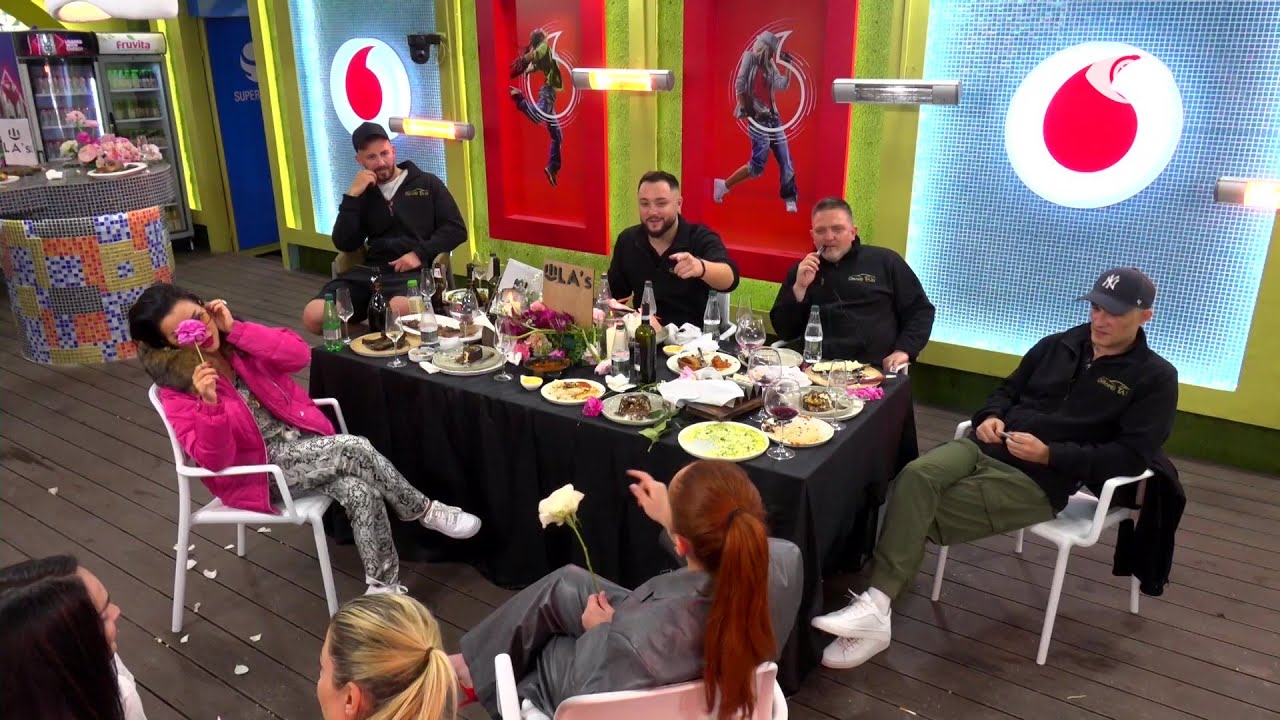 Dita e 50-të në shtëpi/ Banorët këndojnë të gjithë së bashku në oborr