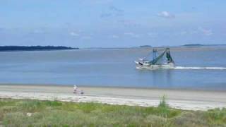 preview picture of video 'Shrimp Boats on Harbor Island South Carolina'