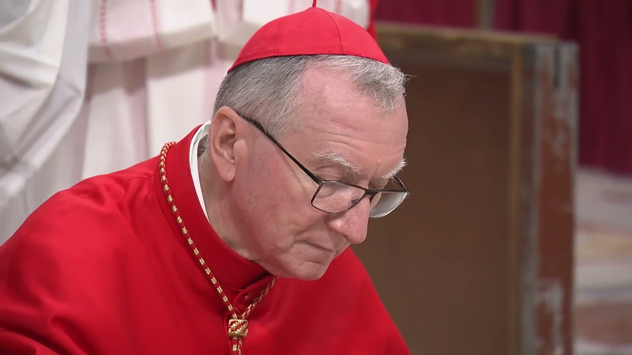 Il rito del velo bianco sul volto di Papa Francesco