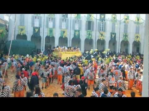 Battaglia delle arance in piazza Ottinetti ad Ivrea