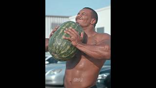 Download lagu Bodybuilder vs Akimbo 😲 mp3