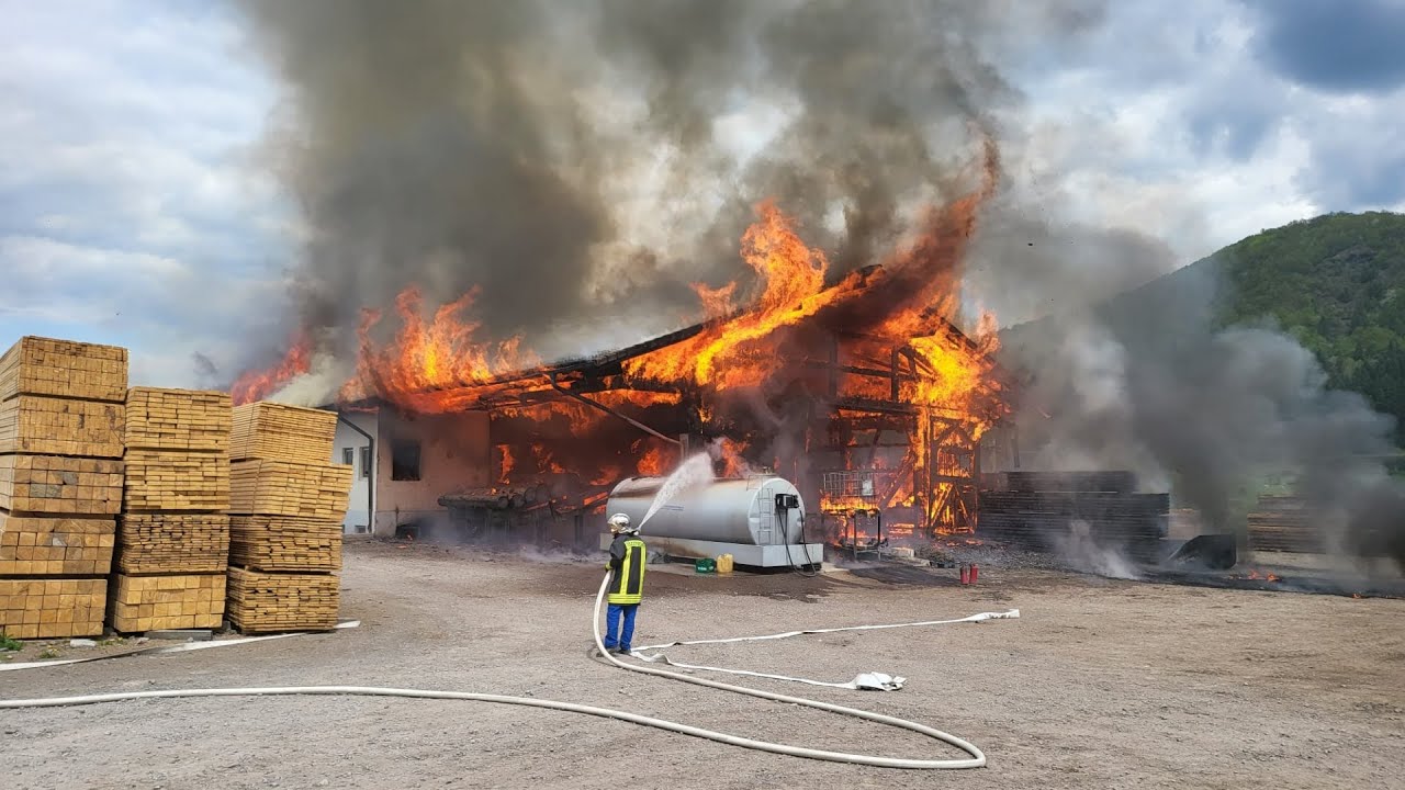 Pillanatok alatt elborították a lángok a zeteváraljai fafeldolgozót