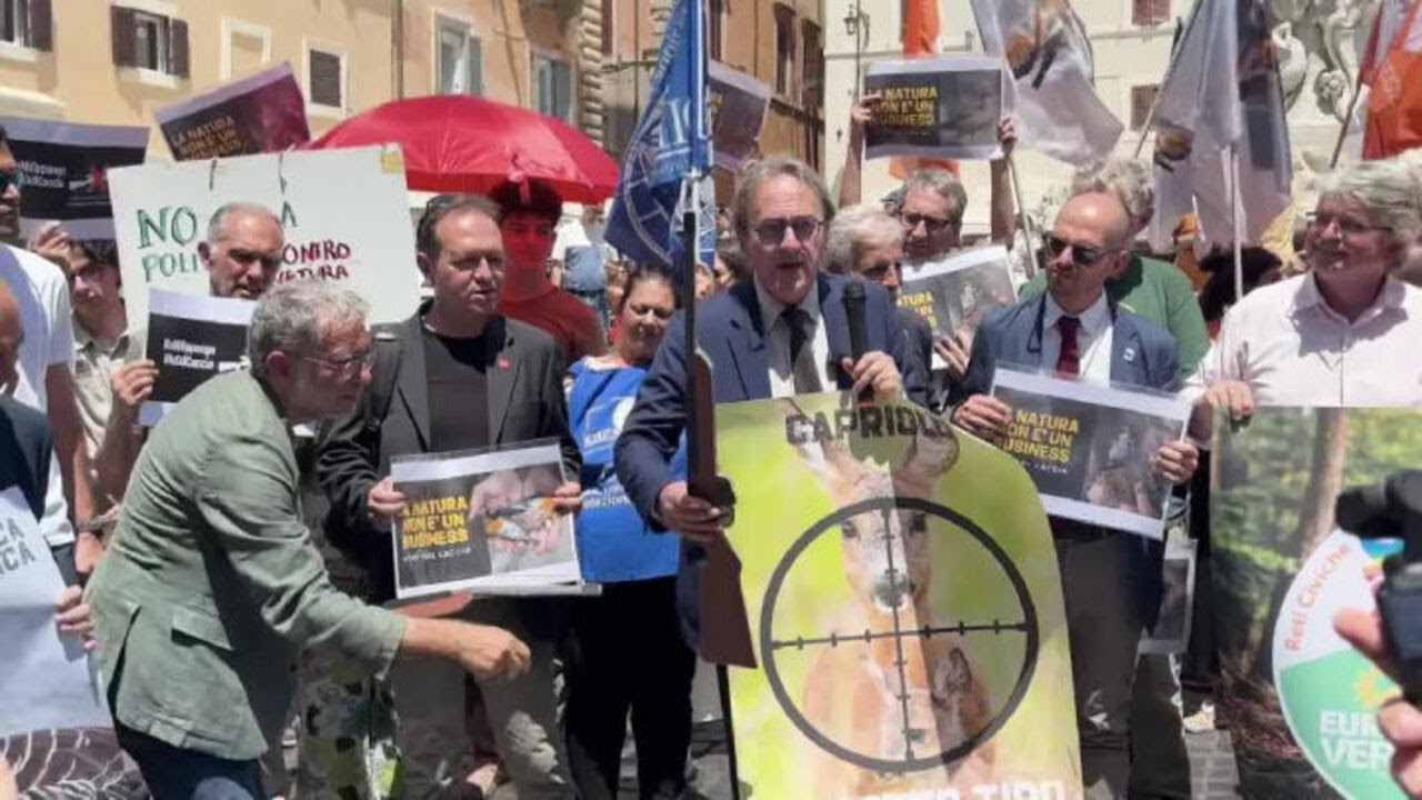 Presidio contro Ddl caccia, Bonelli rompe fucile di carta: Abbasso le armi