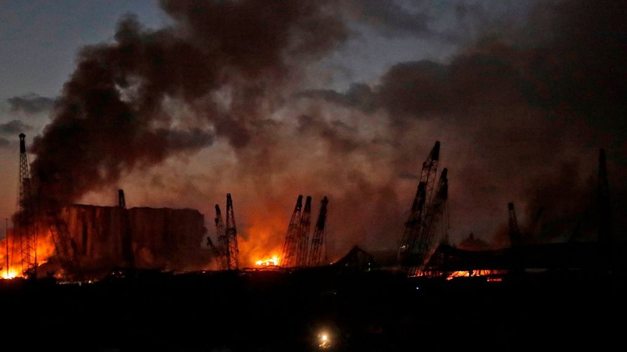 HUGE EXPLOSION AS UKRAINIAN FORCES STRIKE RUSSIAN NOVOROSSIYSK PORT OVERNIGHT, HITTING WARSHIPS