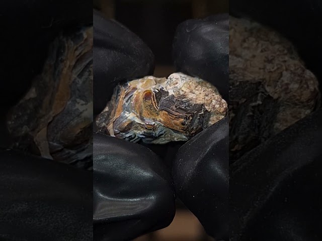 حجر عقيق ناري خام طبيعي تحفة للإقتناء أو الإهداء