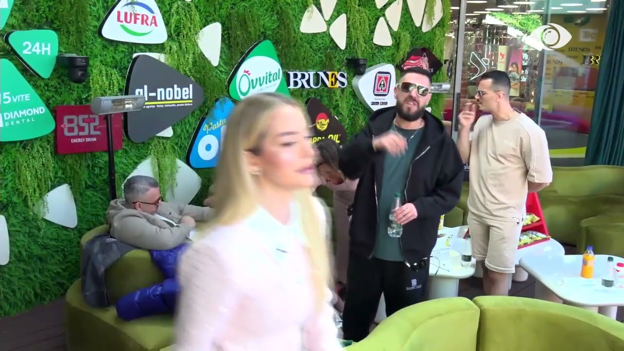 Zhulse…/ Greta pështyn Juelën