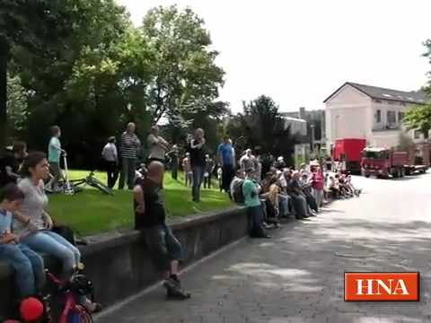 Bagger bricht bei Abrissarbeiten in Hann. Münden ein und kippt um