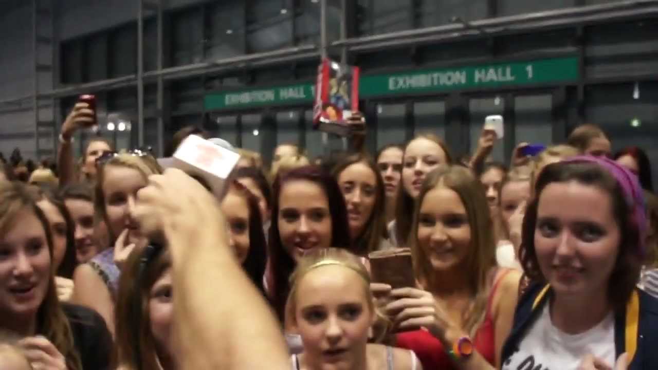 One Direction fans scream at everything!