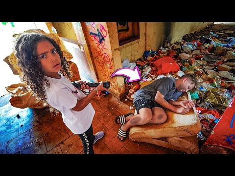 ENCONTREI UM MENINO ABANDONADO PERDIDO NO LIXO 😱