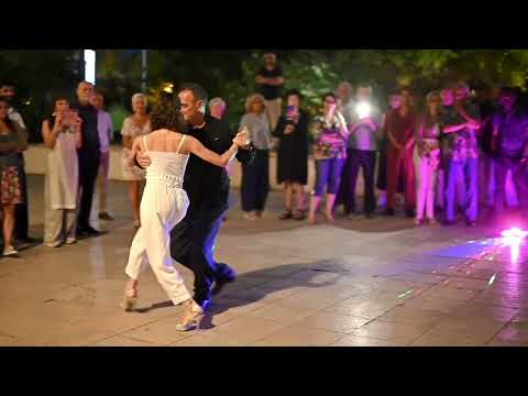 Esteban et Anabela dansent sur le tango Rodriguez Pena