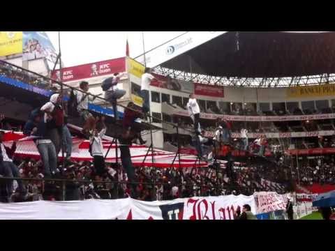 "Hinchas reclaman con cánticos a jugadores de LDU" Barra: Muerte Blanca &bull; Club: LDU