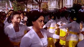 Rejang Renteng Dancing In The Ritual Of Ngenteg Linggih Ceremony Ringdikit