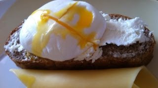 Смотреть онлайн Как приготовить яйцо пашот с сыром фета
