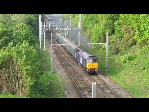 UK: Class 47 47815 passes Reading West with 4 barrier vehicles on a Leicester - Bournemouth working
