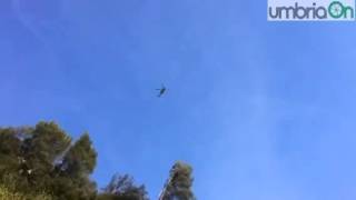 preview picture of video 'Ferentillo, free climber ferita: l'arrivo dell'elicottero per i soccorsi'
