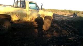 preview picture of video '454 mud Chevy 4x4 truck mudding boggers zoomies'
