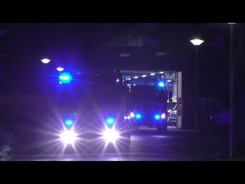 Tankautospuit 121537 en Haakarm 121286 Haarlem west met spoed naar een Duinbrand in Wijk Aan Zee