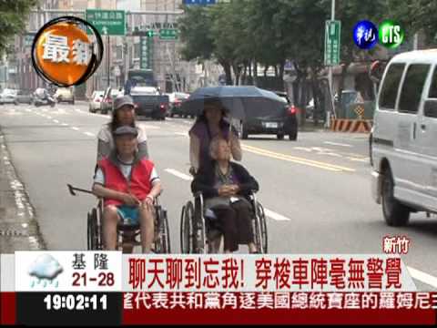 外籍看護顧聊天 推老人上快車道