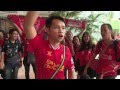 Болельщик из Тайланда исполняет гимн Ливерпуля 