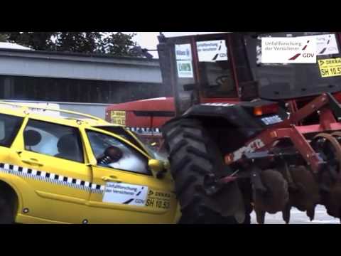 Katastrophaler Abbiegeunfall: Auto rast mit 75 km/h in einen Traktor