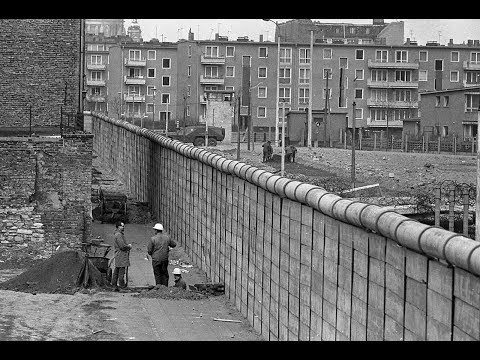 The building of the Berlin Wall