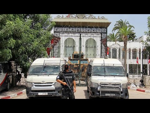 7 أشياء يجب معرفتها عن الأزمة السياسية في تونس؟
