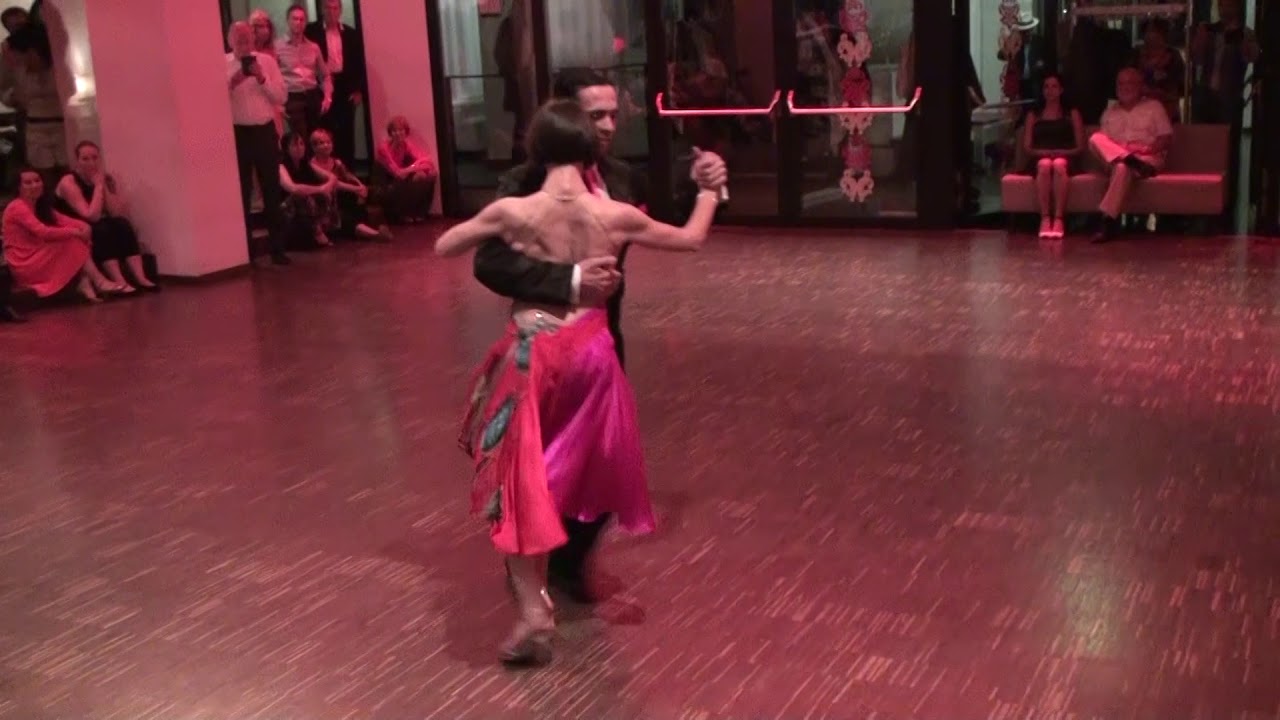 Milonga. Gustavo Rosas. Gisela Natoli.Estampa de Varon en TangoBar de Viena 2016