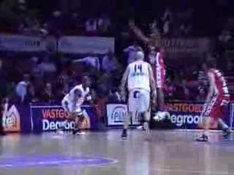 20 13-02-08 - BCO-Antwerp - Greg Brunner scoort onder de kor