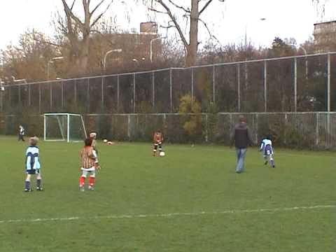 Voetbalwedstrijd Forum Sport F12 - DSO F11 22-11-2008 deel1