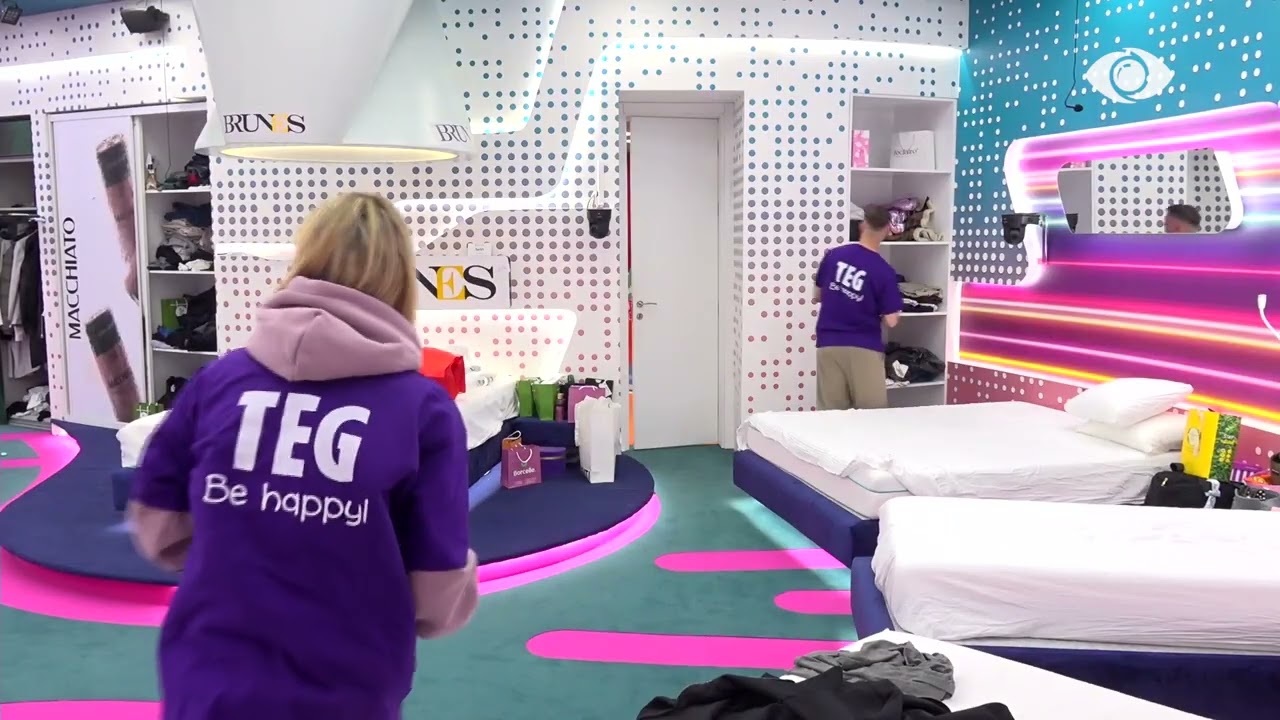 Të ndarë në grupe banorët vijojnë të gjejnë mesazhe në ambjentet e shtëpisë