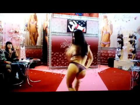 Contortion pasarela 7 moda morena súper buenota😆