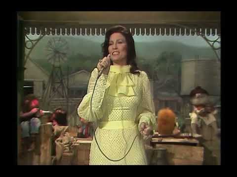 The Muppet Show - 308: Loretta Lynn - “You’re Lookin’ at Country” (1978)