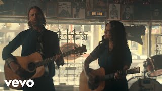 Musik-Video-Miniaturansicht zu Cowboy Boots Songtext von Dierks Bentley feat. Ashley McBryde