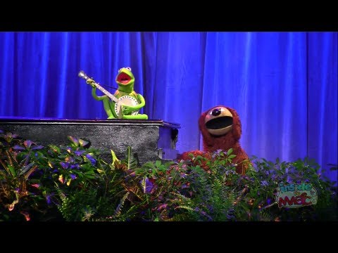Kermit and Rowlf sing "Rainbow Connection" at the 2011 D23 Expo