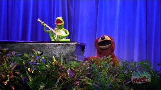 Kermit and Rowlf sing &quot;Rainbow Connection&quot; at the 2011 D23 Expo