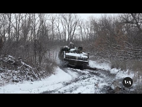 US M113 armored personnel carriers prove crucial to Ukraine's fighting forces | VOA News