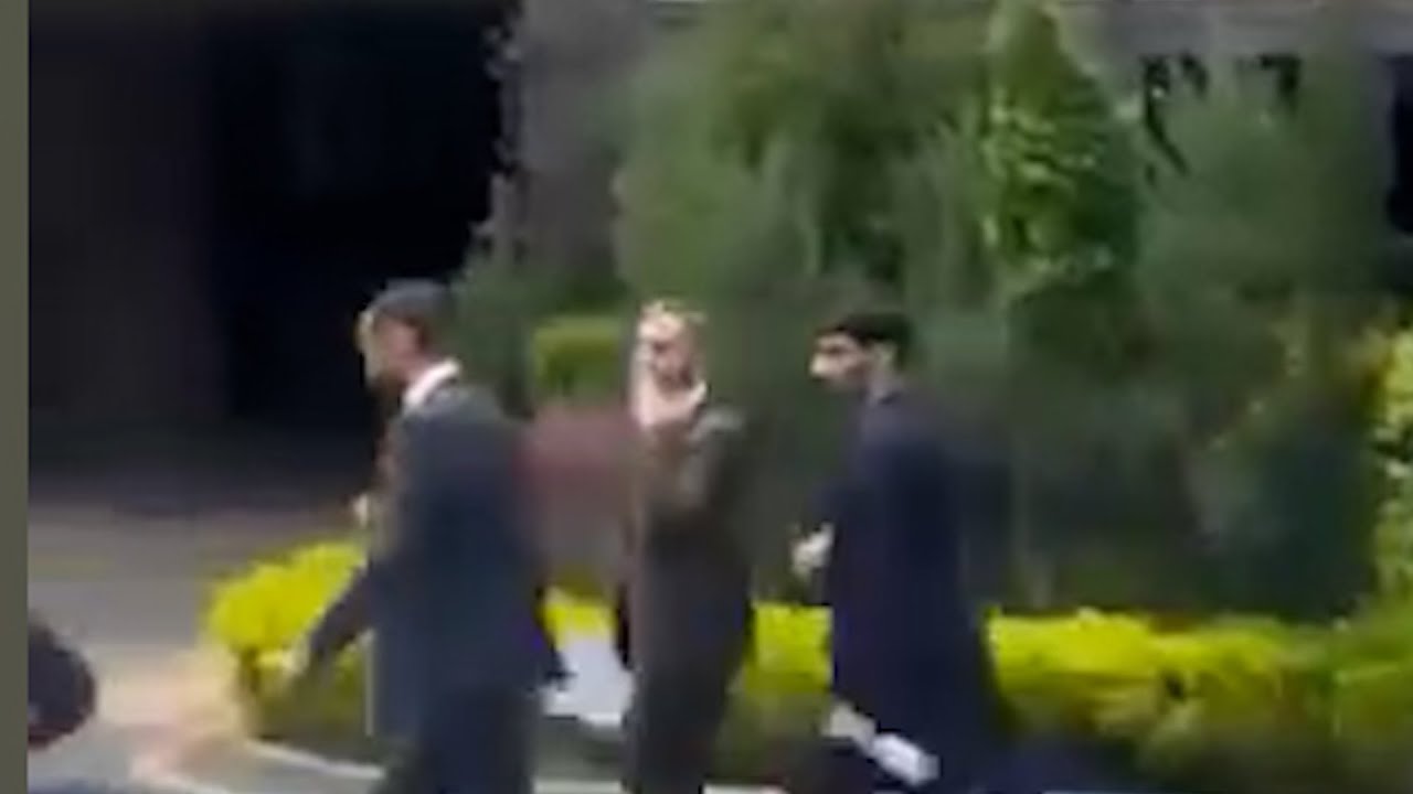 Էկոնոմիկայի նախարար Գևորգ Պապոյանը «թուրք» վանկարկումներին պատասխանում է «համբույրներով»