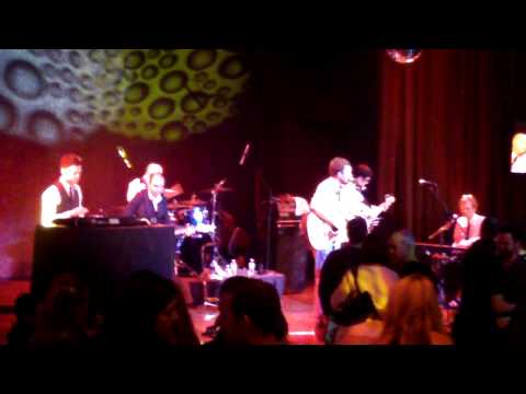 Losing Anna - 2 songs in this clip @ Celebrity Lounge 2009?