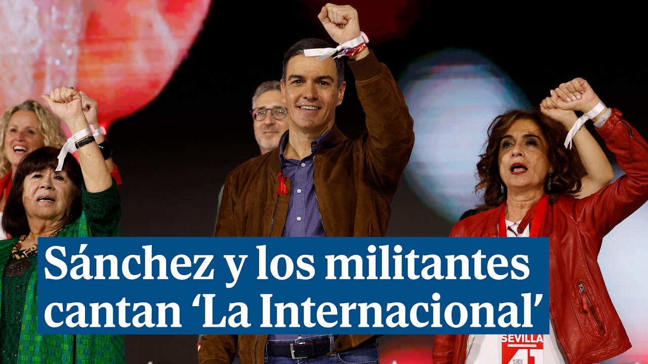 Pedro Sánchez y todos los socialistas cantan con el puño en alto 'La Internacional'