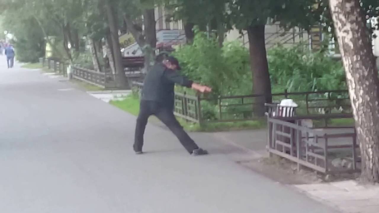 Мужчина во время приступа "белой горячки" устроил разборки с мусоркой