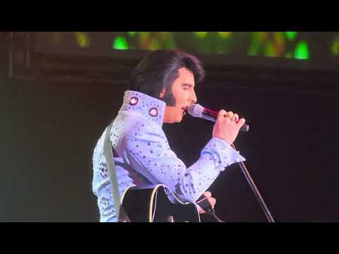 Elvis look-a-like sings at Legends In Concert