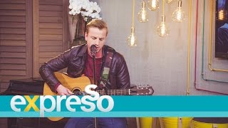 Jono Grayson performs  "Sunday Morning" by Maroon 5