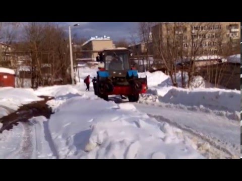 Трактор МТЗ- 82 чистит снег