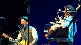 Die Toten Hosen &amp; Die Well-Brüder - Auld Lang Syne (27.7.2023 in Admiralspalast, Berlin)