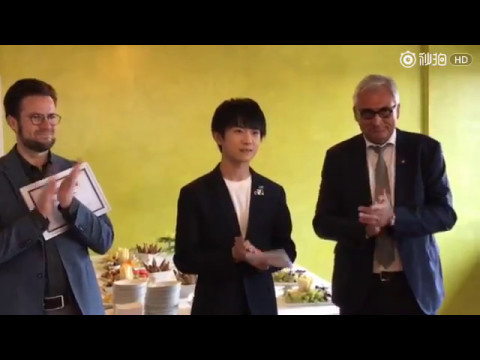 丹麥旅遊形象代言人Jackson Yee出席儀式，並用英語發表演講。 (Jackson Yee, a spokesperson for the Danish tourism image, attended the ceremony and delivered a speech in English.)