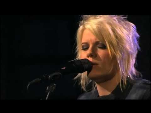 Caroline Larsson sjunger Fields of gold i TV4