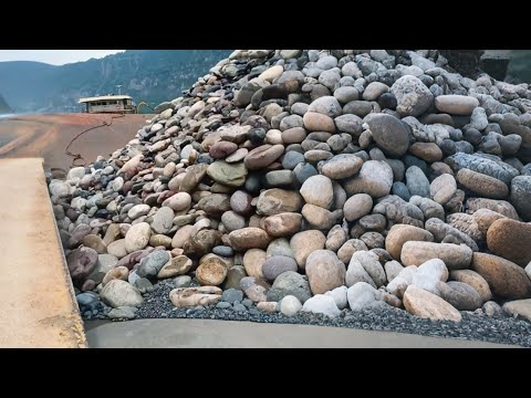 Barge unloads 4100 tons of large boulders - The flow continues without stopping until the very end