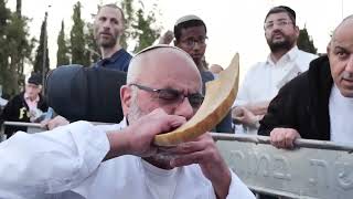 הילולת מרן הרב מרדכי אליהו זצ"ל תשפ"ג - 13 שנים לפטירתו. (הרב מרדכי אליהו זצ"ל) - התמונה מוצגת ישירות מתוך אתר האינטרנט יוטיוב. זכויות היוצרים בתמונה שייכות ליוצרה. קישור קרדיט למקור התוכן נמצא בתוך דף הסרטון