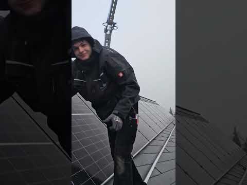PV Anlage auf Schieferdach bauen. Dachdecker in Bad Lausick. Halter Solaranlage für Schieferdeckung
