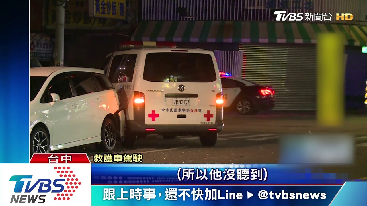 2車相撞！　救護車衝人行道「撞斷」水泥柱